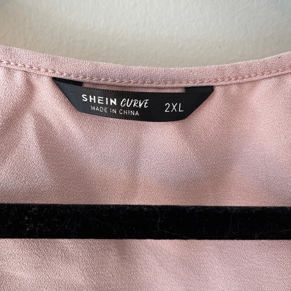 Scallop neck pink top - Picture 2 of 2